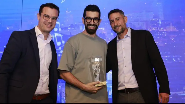 Hanan Ben Ari accepts award