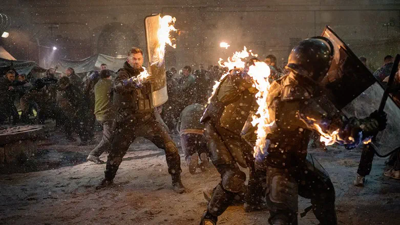 כריס המסוורת' ב'טיילר רייק' חילוץ 2'