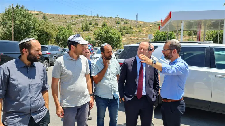 ישראל גנץ וניר ברקת בזירת הפיגוע