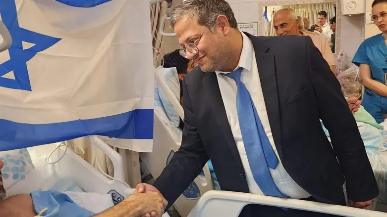 השר בן גביר בבית החולים