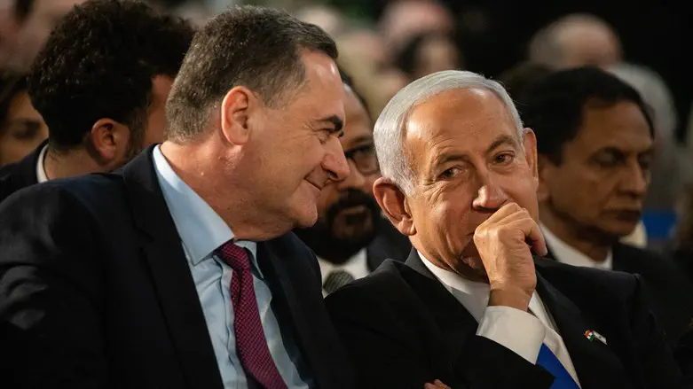 Israel Katz, left, and Benjamin Netanyahu, right