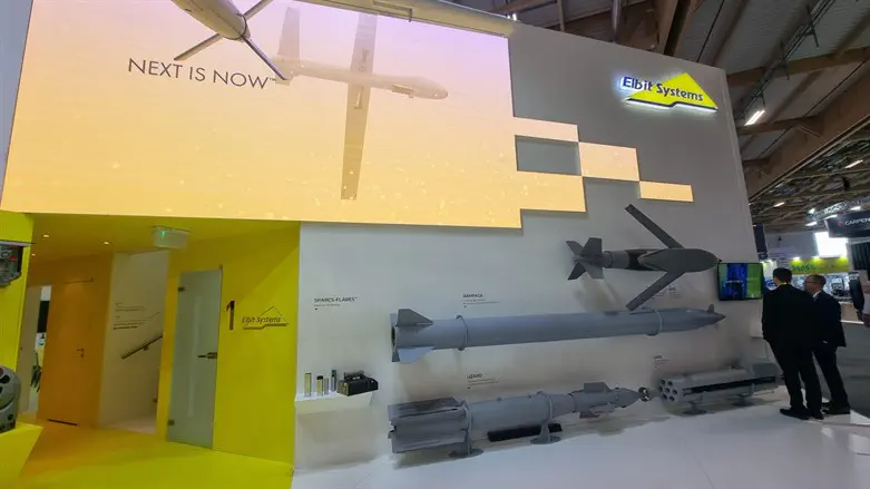 דוכן אלביט בתערוכה האווירית בפריז