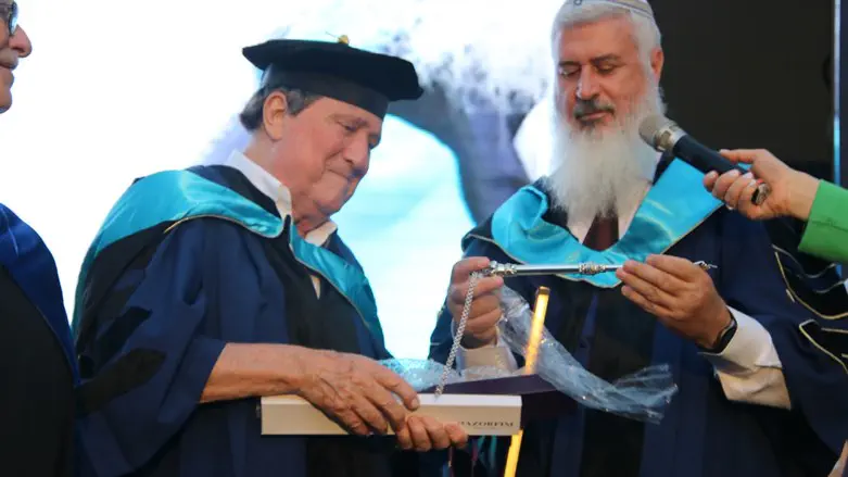 פרופ' אבי לוי והמוסיקאי יהורם גאון 