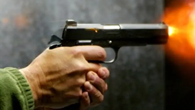 מי שומר על מי?