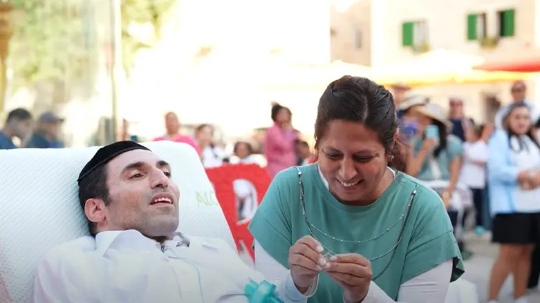 אלון מציע נישואין