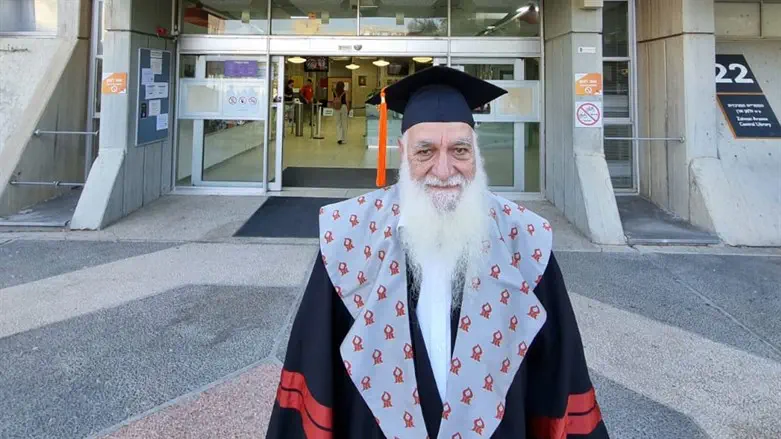 יעקב בר שלום בקבלת התואר