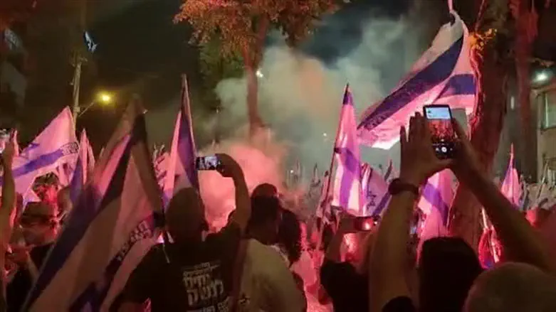 Protest in front of Petah Tikva police department