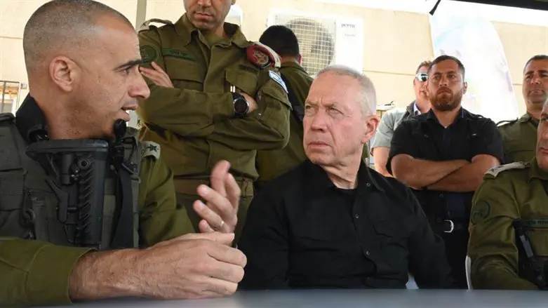 אל"מ אליאב אלבז עם שר הביטחון יואב גלנט