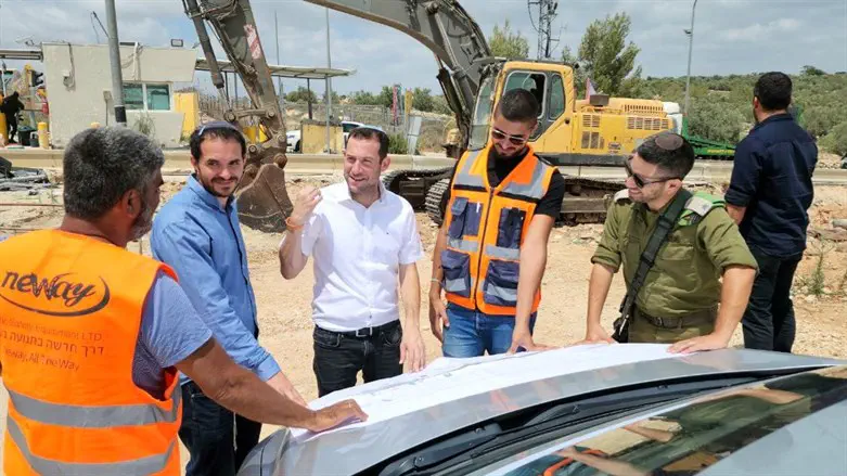 יוסי דגן במהלך הסיור