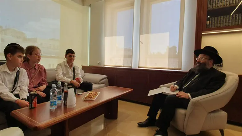 היתומים עם הרב רבינוביץ'