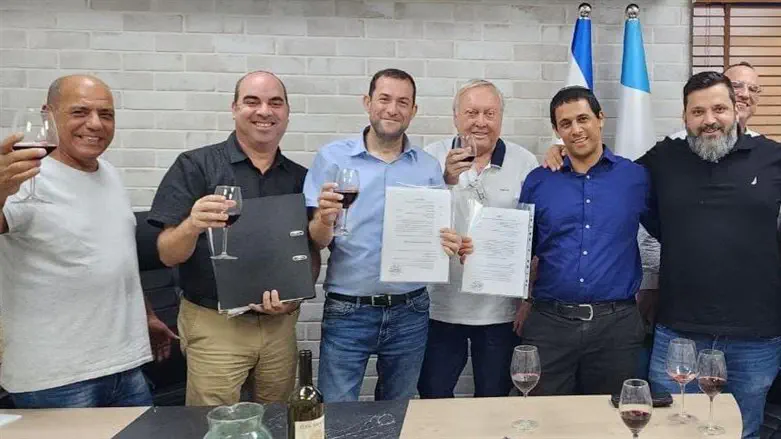 יוסי דגן במעמד החתימה