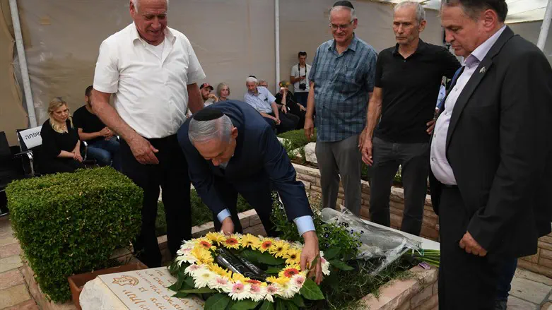 ראש הממשלה נתניהו ליד קבר אחיו יוני ז"ל