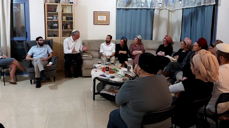 הרב בני לאו במפגש עם תושבי עטרת