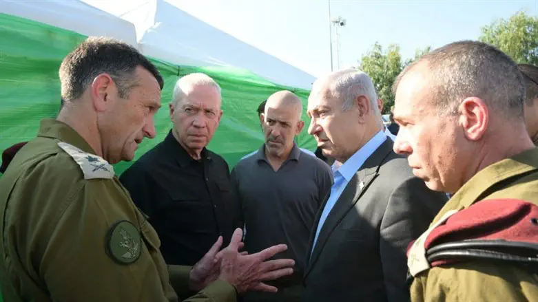 Netanyahu and Gallant talking with Chief of Staff Halevi