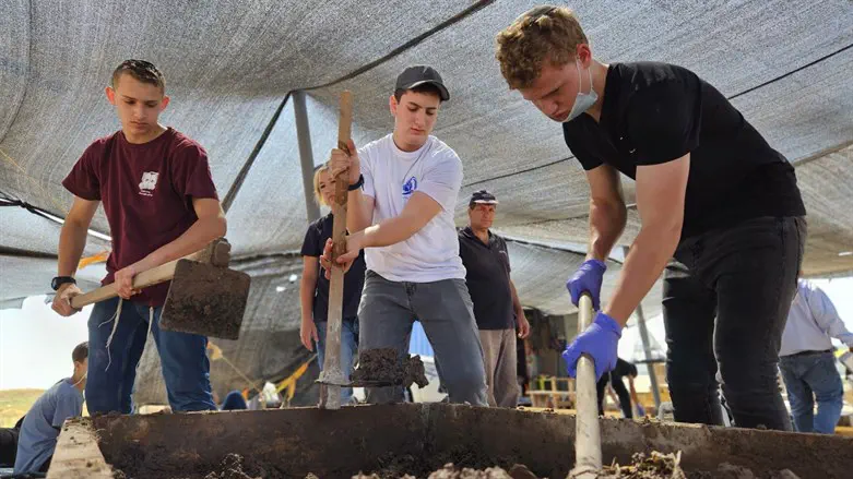 בני נוער משתתפים בעבודות השימור בתל גזר