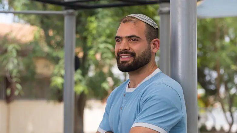 היום הוא מעניק לאחרים את הכלים ששינו את חייו. יאיר עמר