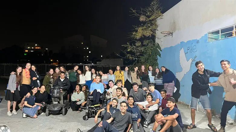 מדריכי בני עקיבא בקייטנה לילדים עם צרכים מיוחדים