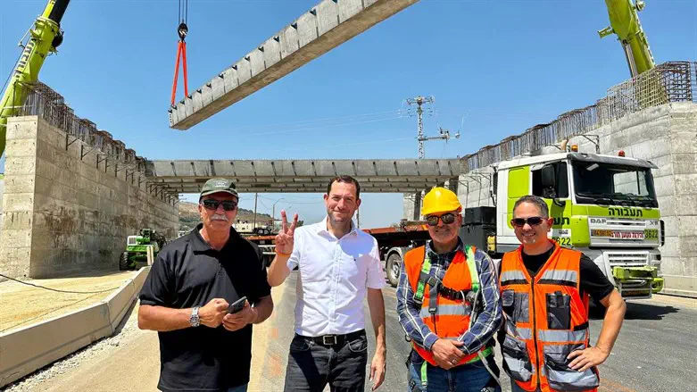 יוסי דגן במיקום הבנייה