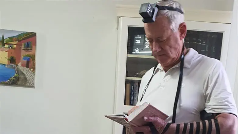 גנץ הניח תפילין