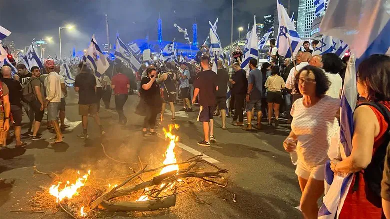 מפגינים מבעירים אש במהלך ההפגנה נגד הממשלה