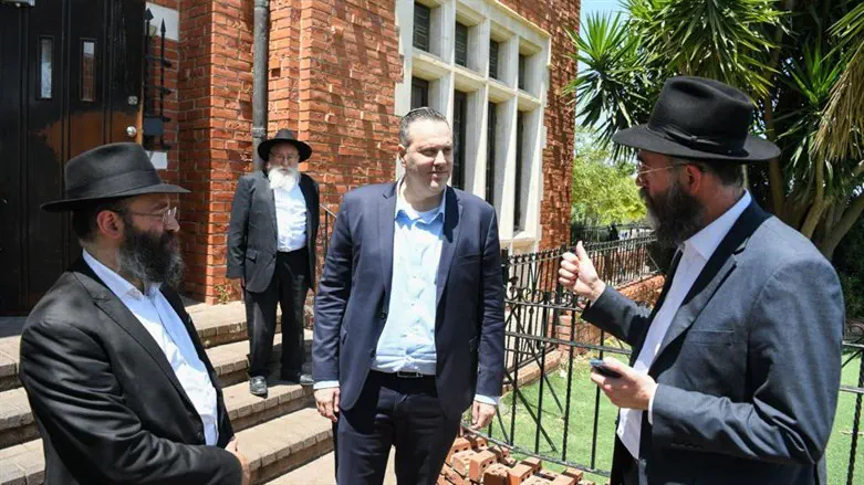 מיקי זוהר בכפר חב"ד