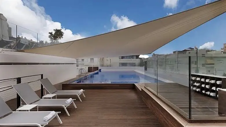 בריכה על הגג