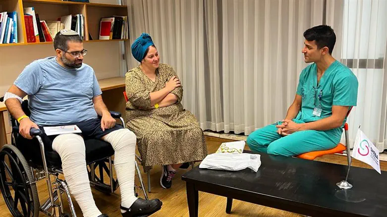 הוריו של מעיין עם הרופא