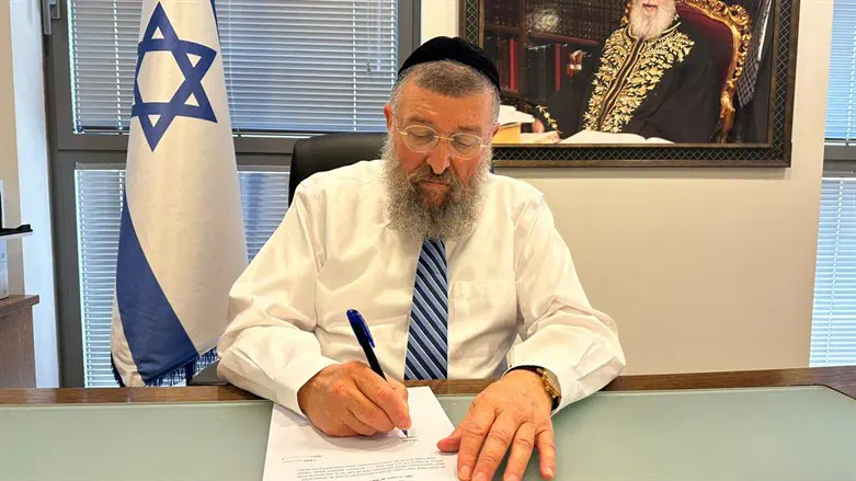 Minister Yoav Ben-Tzur