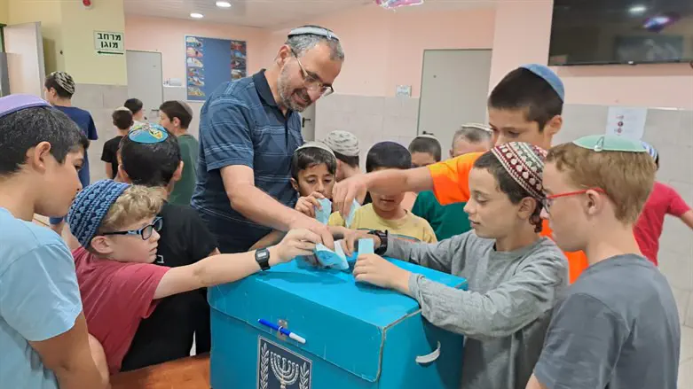 התלמידים משתתפים בהליך הבחירה