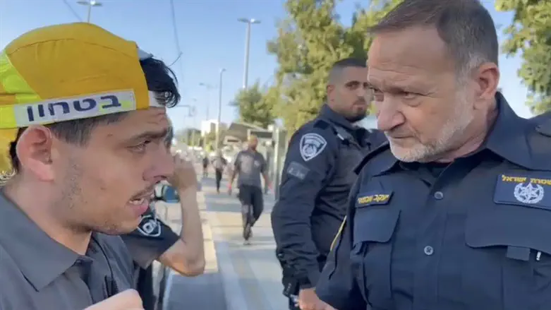 The security guard and the Commissioner