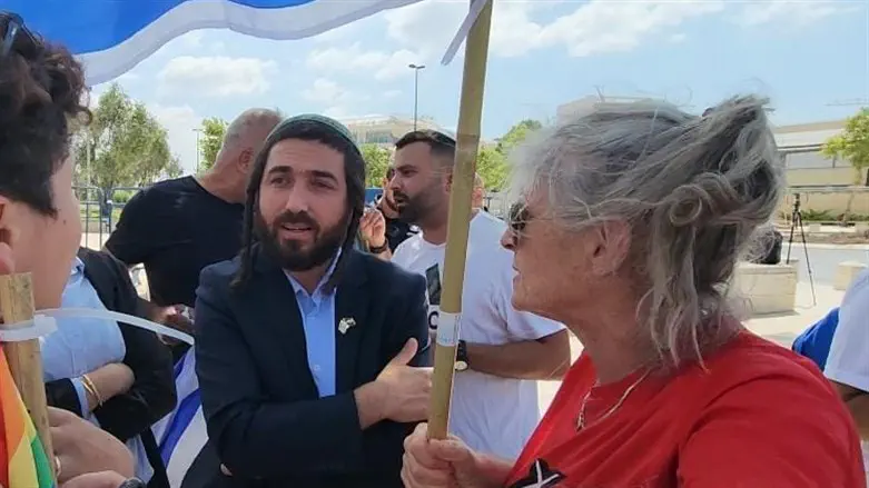 ח"כ צבי סוכות בשיחה עם מפגינים