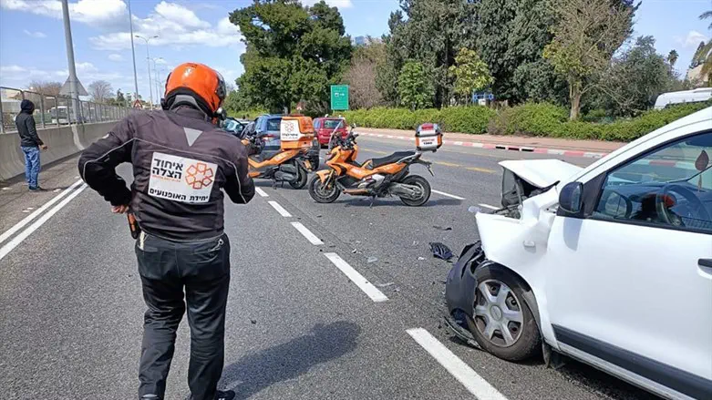 United Hatzalah volunteers responding to a car accident on a highway (illustrati