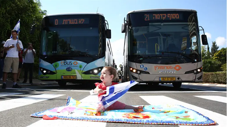 Фотография маленькой девочки на дороге