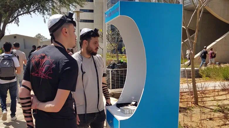 צימאון רוחני. עמדה להנחת תפילין