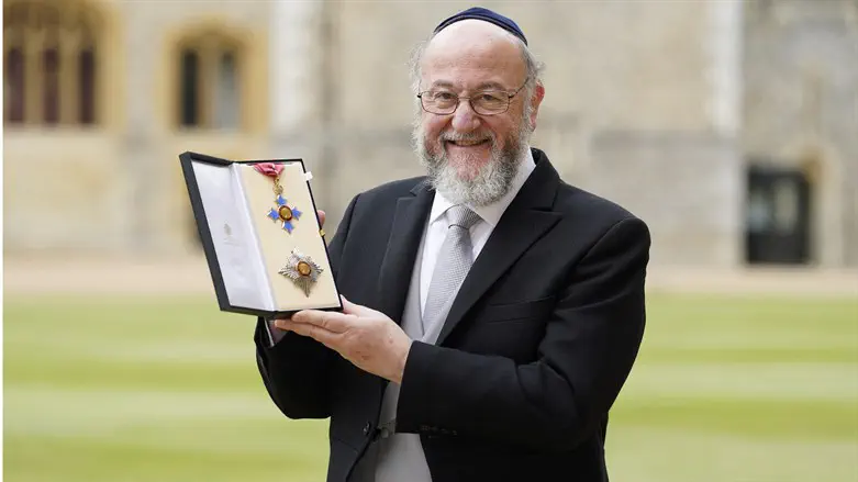 הרב אפרים מירוויס עם תואר האבירות