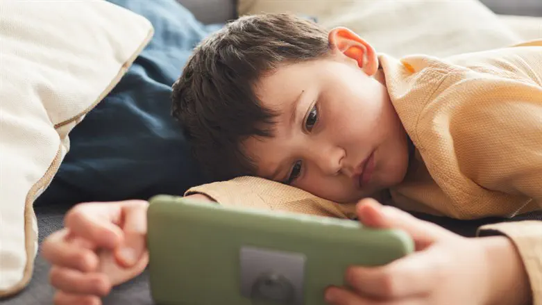 נער שרוע על הספה