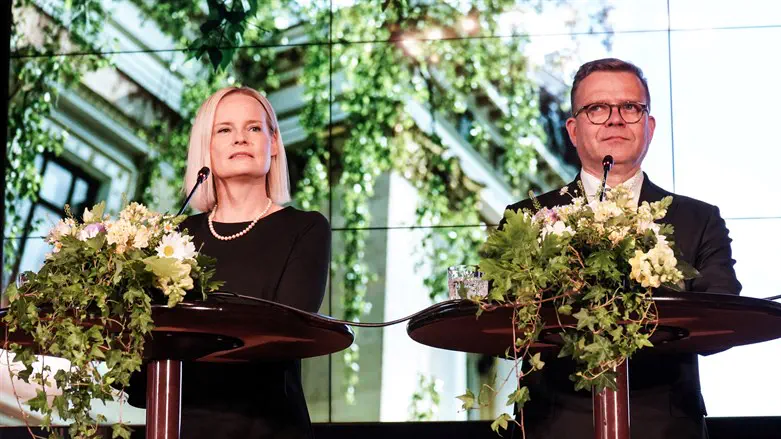 ראש ממשלת פינלנד לצד שרת האוצר שעוררה סערה