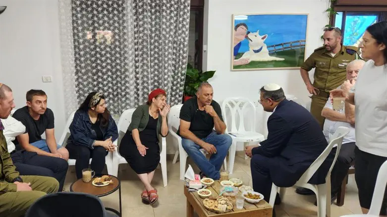 השר בן גביר בניחום אבלים בבית משפחת אמיר