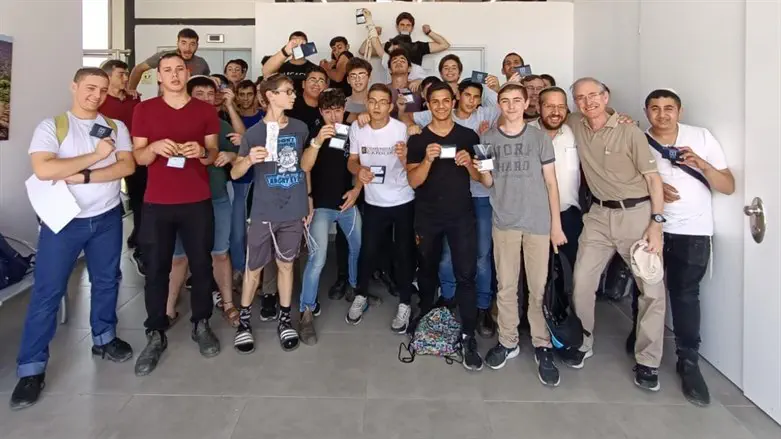 תלמידים עם תעודות זהות