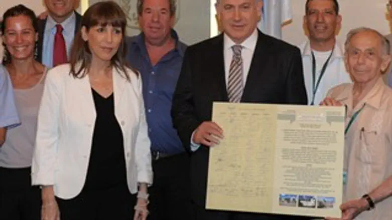 חתם על האמנה.