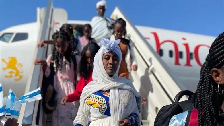 Ethiopian olim arrive in Israel