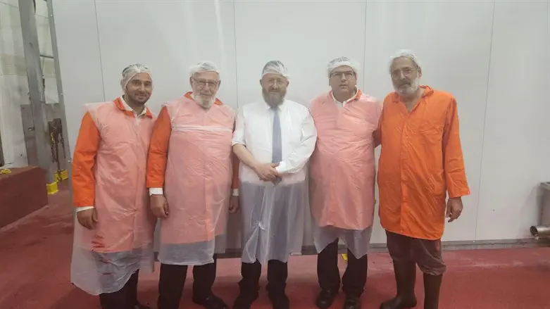 הרבנים בסיור בבית הספר