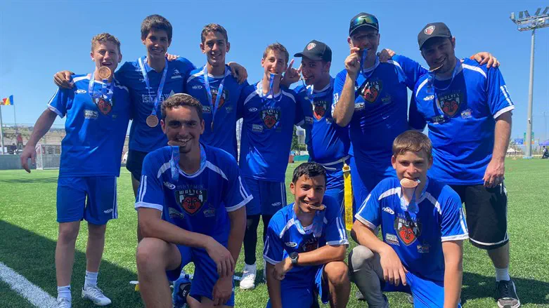 נבחרת 'זאבי בנימין' עם מדליית הארד