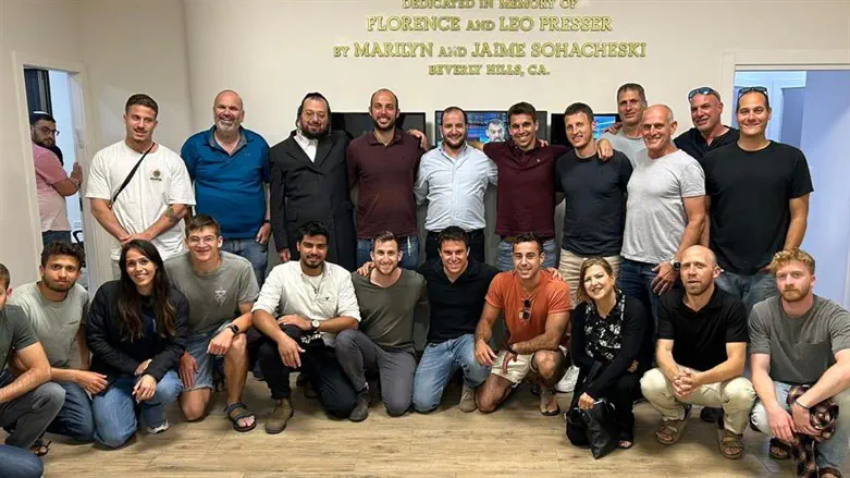 נפגשים, מתווכחים ומחייכים