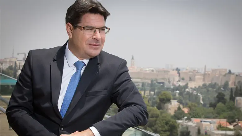 "לא מספיק להגיע לכל המדינות שמזמינות אותי". אופיר אקוניס