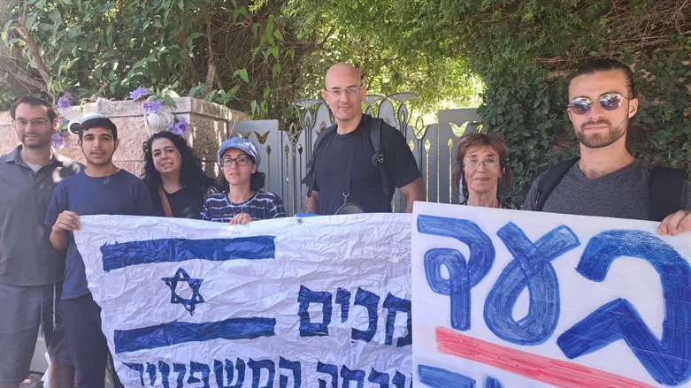 Участники демонстрации перед домом Нира Барката