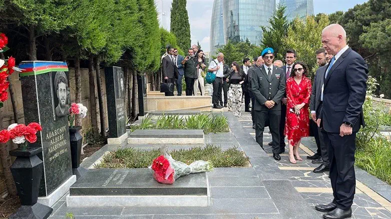 Йоав Галант на могиле Альберта Агарунова в Баку