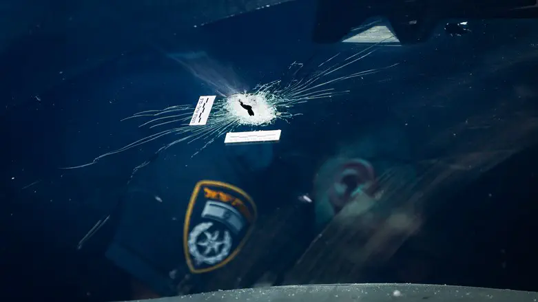 Теракт близ Ткоа: след от пули на лобовом стекле автомобиля