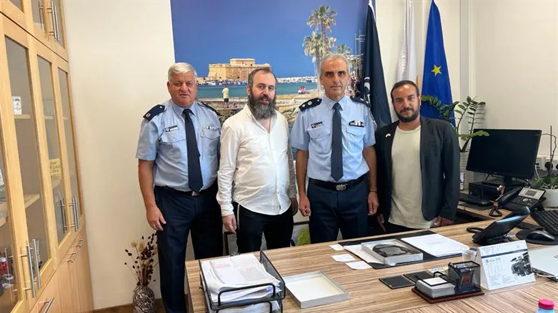 שליח חב"ד (שני משמאל) עם בכירי המשטרה בפאפוס