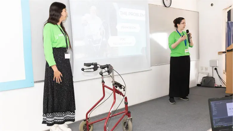 מציגה את הפיתוח